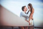 Nowy partner po rozstaniu może być lekarstwem lub pułapką. Jak rozpoznać gotowość na miłość i uniknąć powielania starych błędów?