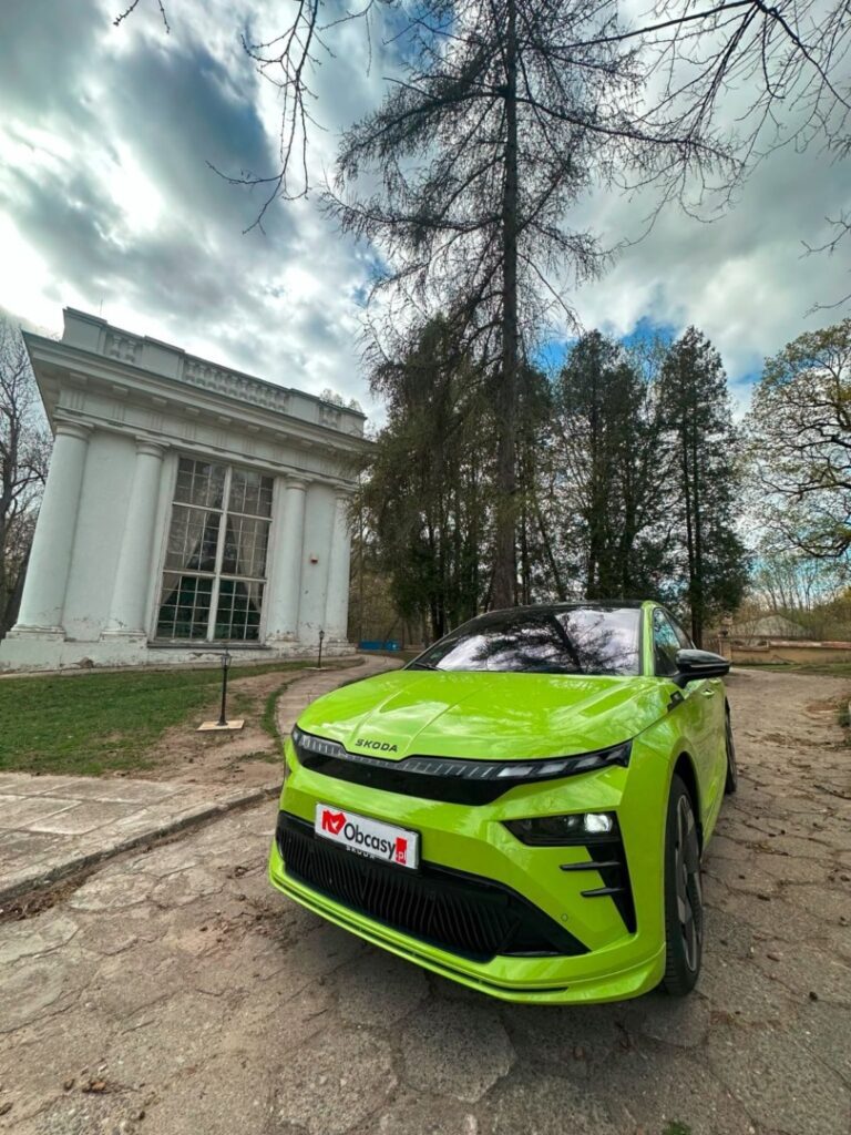 Škoda Enyaq RS Green Mamba – sportowy elektryczny SUV podczas jazdy