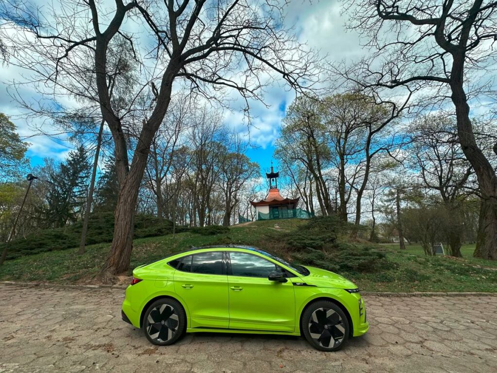 Škoda Enyaq RS Green Mamba na tle natury podczas testów Obcasy.pl