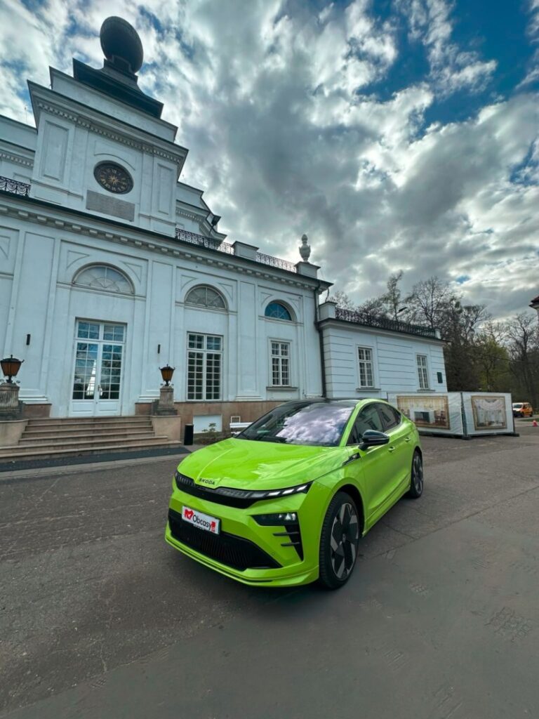 Škoda Enyaq RS Green Mamba na tle natury podczas testów Obcasy.pl