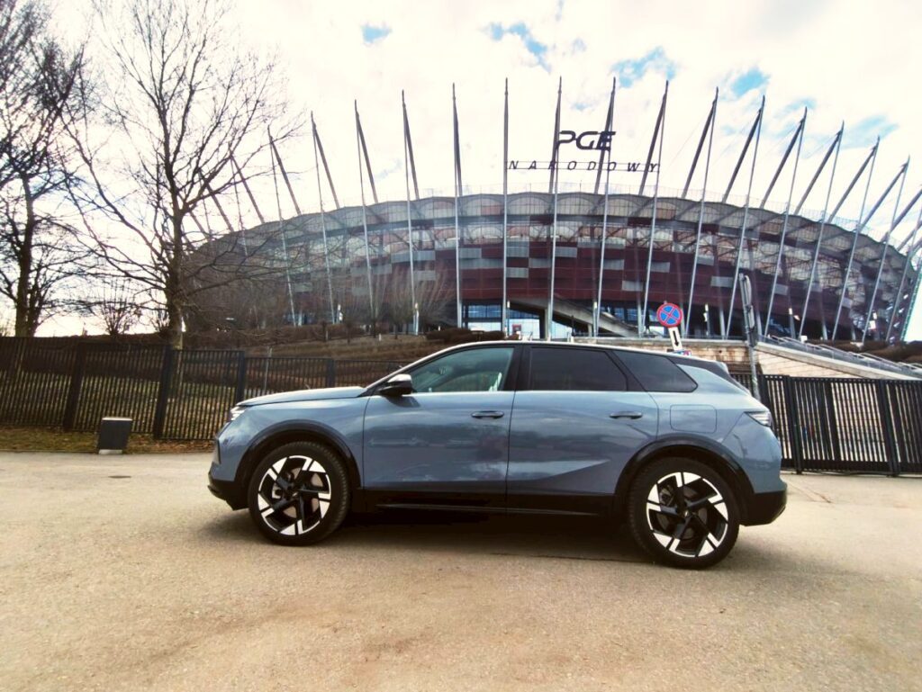 Nowy Grandland Hybrid zaskakuje designem, komfortem i technologią.