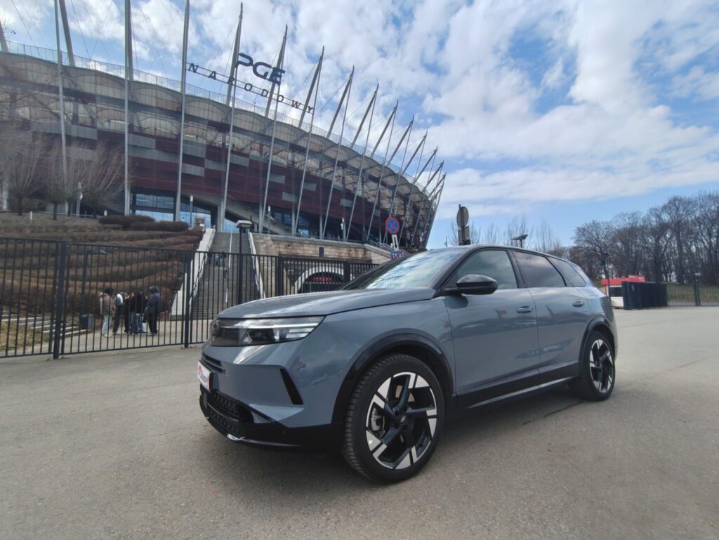 Nowy Opel Grandland Hybrid urósł, dojrzał i zyskał nowoczesny napęd. Sprawdziłyśmy, czy rodzinny SUV Opla nadal stawia na komfort i praktyczność.