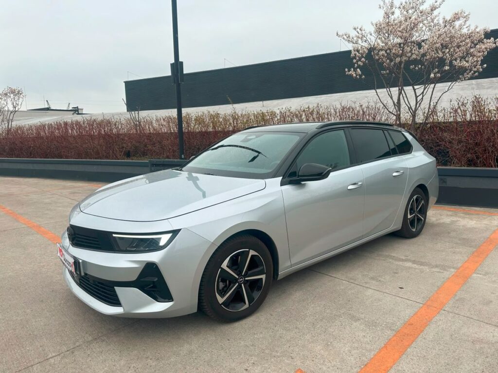 Opel Astra Hybrid 145 KM w teście Obcasy.pl. Czy warto kupić tę hybrydę?