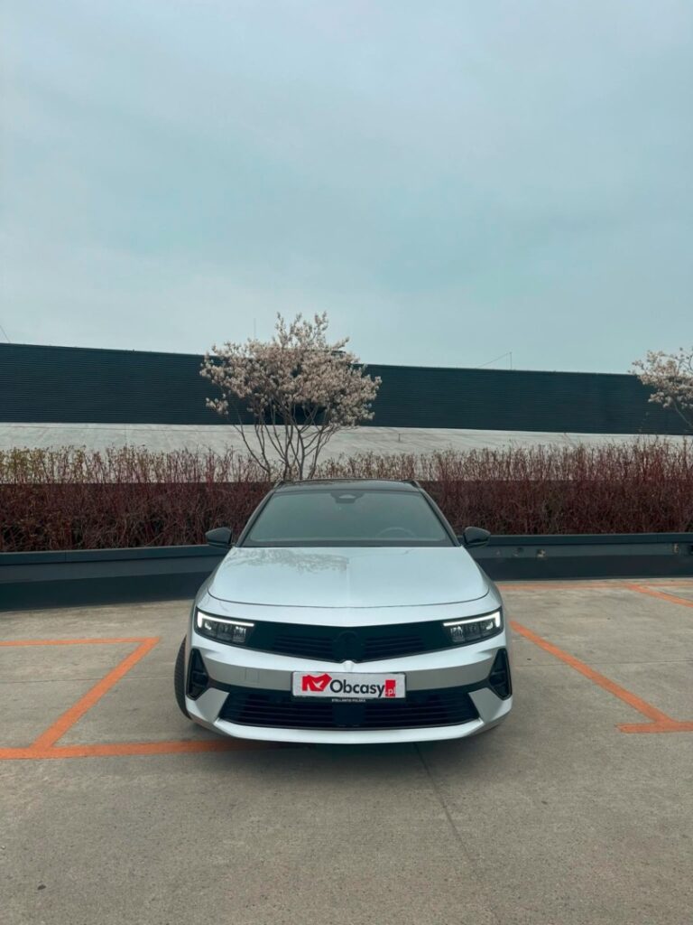 Opel Astra Hybrid 145 KM w teście Obcasy.pl. Czy warto kupić tę hybrydę?
