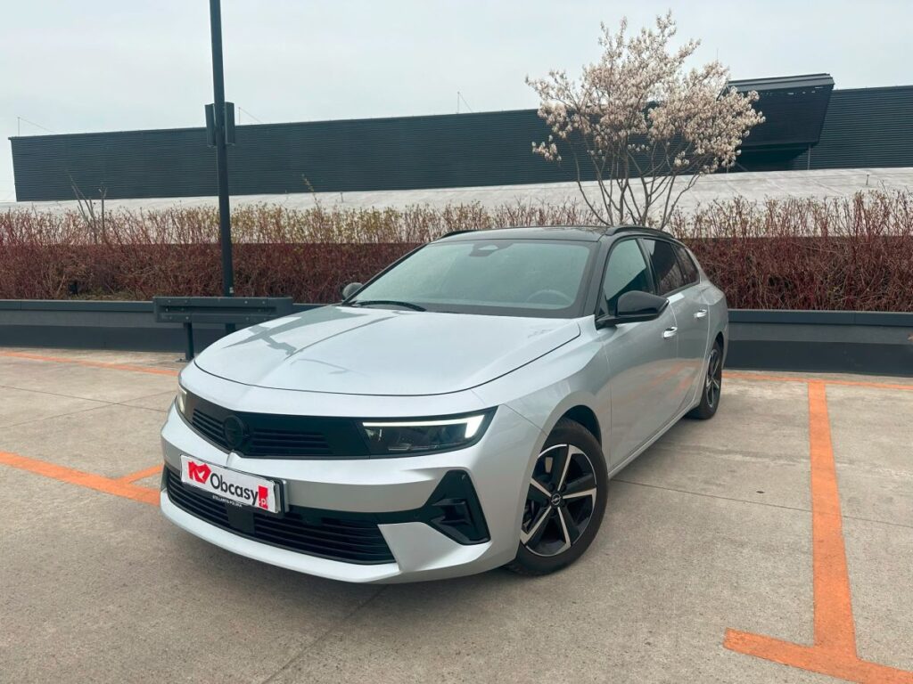 Opel Astra Hybrid 145 KM w teście Obcasy.pl. Czy warto kupić tę hybrydę?