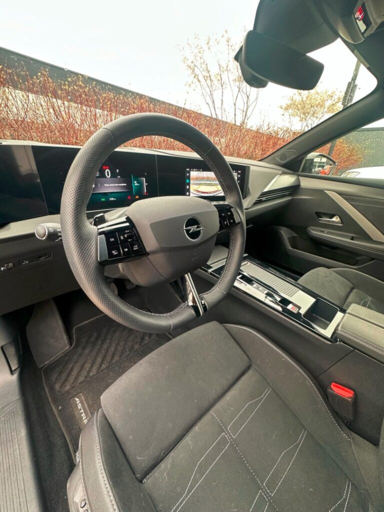Funkcjonalne wnętrze Opel Astra Hybrid – ukryty schowek przy konsoli środkowej