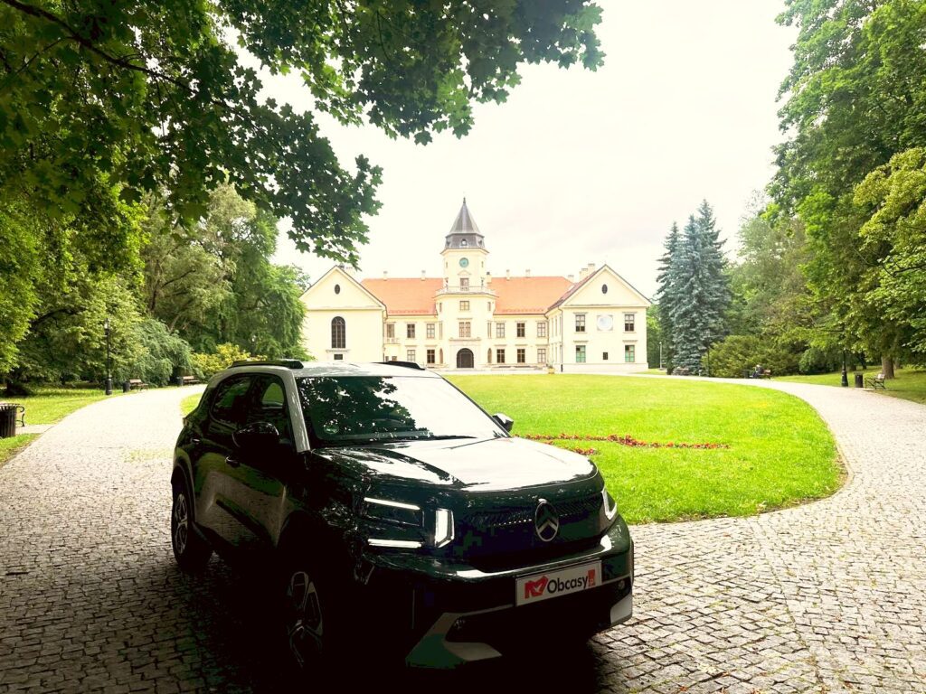 Citroën C3 Aircross Hybrid 145 MAX 7-osobowy przed Pałacem Tarnowskich w Tarnobrzegu podczas testu redakcji Obcasy.pl.