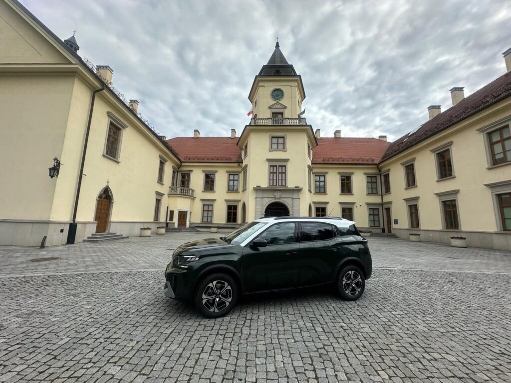 Citroën C3 Aircross Hybrid 145 MAX 7-osobowy przed Pałacem Tarnowskich w Tarnobrzegu podczas testu redakcji Obcasy.pl.