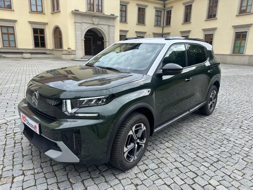 Citroën C3 Aircross Hybrid 145 MAX 7-osobowy przed Pałacem Tarnowskich w Tarnobrzegu podczas testu redakcji Obcasy.pl.