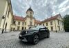 Testujemy Citroëna C3 Aircross Hybrid 145 MAX 7-osobowego Citroën C3 Aircross Hybrid 145 MAX 7-osobowy przed Pałacem Tarnowskich w Tarnobrzegu podczas testu redakcji Obcasy.pl.