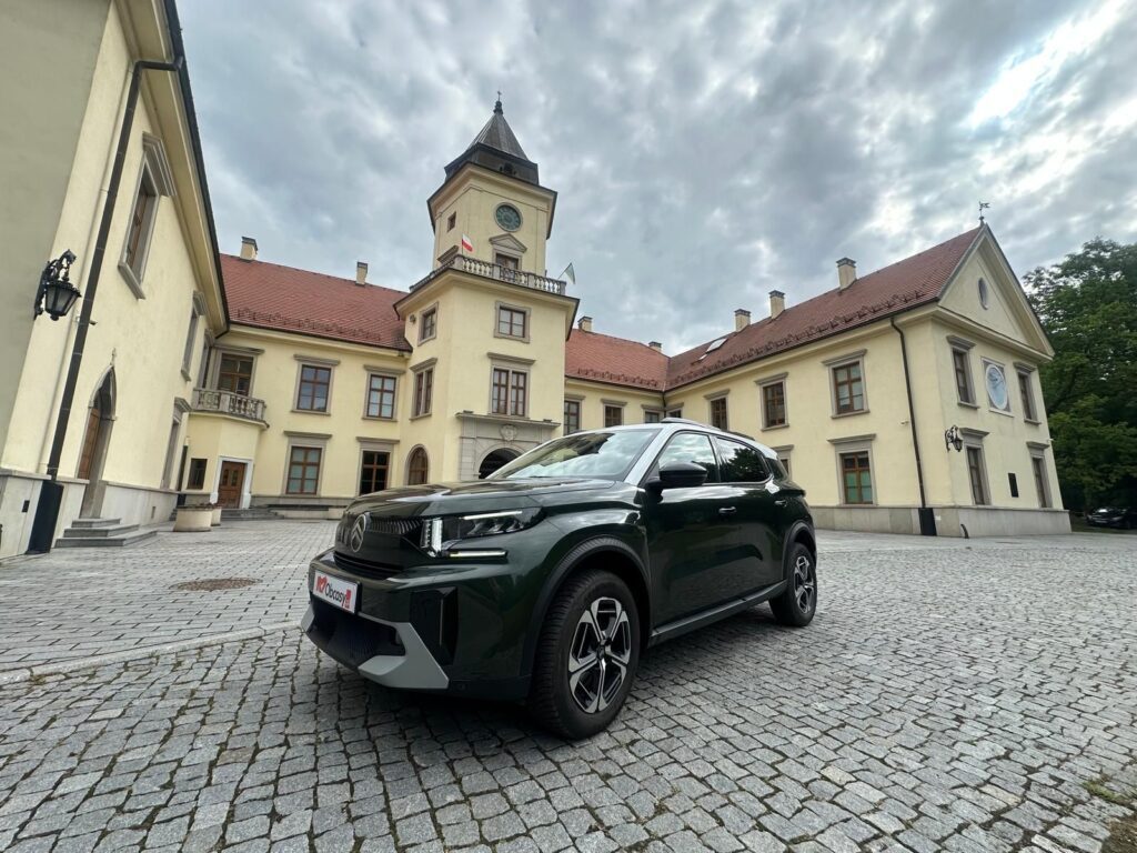 Citroën C3 Aircross Hybrid 145 MAX 7-osobowy przed Pałacem Tarnowskich w Tarnobrzegu podczas testu redakcji Obcasy.pl.