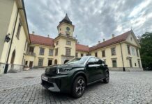 Citroën C3 Aircross Hybrid 145 MAX 7-osobowy przed Pałacem Tarnowskich w Tarnobrzegu podczas testu redakcji Obcasy.pl.