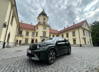 Testujemy Citroëna C3 Aircross Hybrid 145 MAX 7-osobowego Citroën C3 Aircross Hybrid 145 MAX 7-osobowy przed Pałacem Tarnowskich w Tarnobrzegu podczas testu redakcji Obcasy.pl.