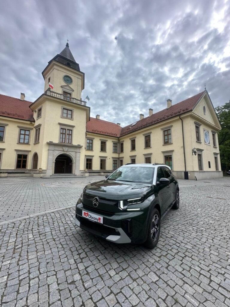 Citroën C3 Aircross Hybrid 145 MAX 7-osobowy przed Pałacem Tarnowskich w Tarnobrzegu podczas testu redakcji Obcasy.pl.
