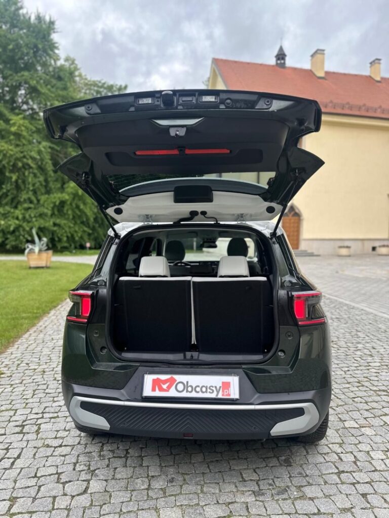 Citroën C3 Aircross Hybrid 145 MAX 7-osobowy przed Pałacem Tarnowskich w Tarnobrzegu podczas testu redakcji Obcasy.pl.
