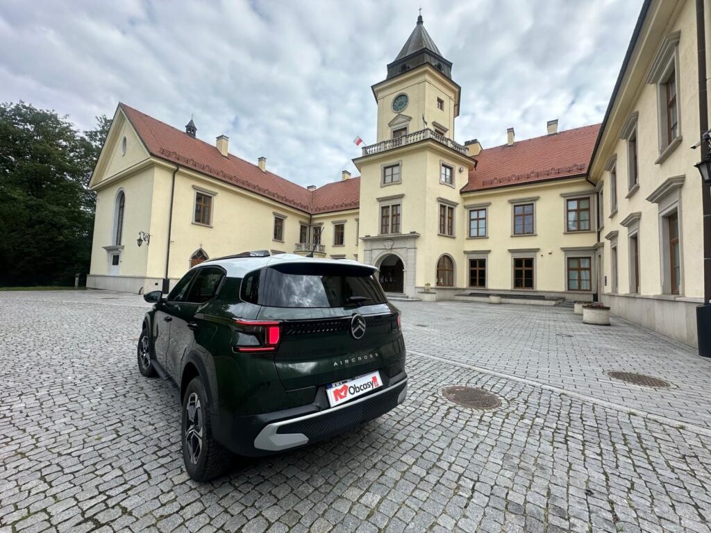 Citroën C3 Aircross Hybrid 145 MAX 7-osobowy przed Pałacem Tarnowskich w Tarnobrzegu podczas testu redakcji Obcasy.pl.