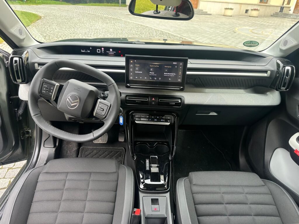 Citroën C3 Aircross Hybrid 145 MAX 7-osobowy przed Pałacem Tarnowskich w Tarnobrzegu podczas testu redakcji Obcasy.pl.