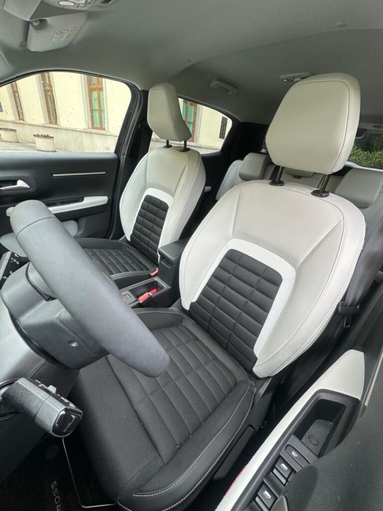 Citroën C3 Aircross Hybrid 145 MAX 7-osobowy przed Pałacem Tarnowskich w Tarnobrzegu podczas testu redakcji Obcasy.pl.