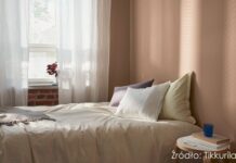 Kaszmirowy beż we wnętrzach. Kolor, który otula spokojem Kaszmirowy beż otula wnętrza spokojem, ciepłem i ponadczasową elegancją. W 2026 roku ten subtelny kolor króluje w salonach, sypialniach, kuchniach i pokojach dziecięcych.