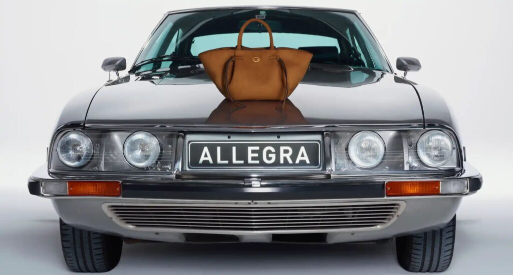 Torebka GUESS Allegra w centrum uwagi