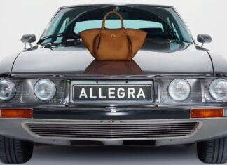Torebka GUESS Allegra w centrum uwagi