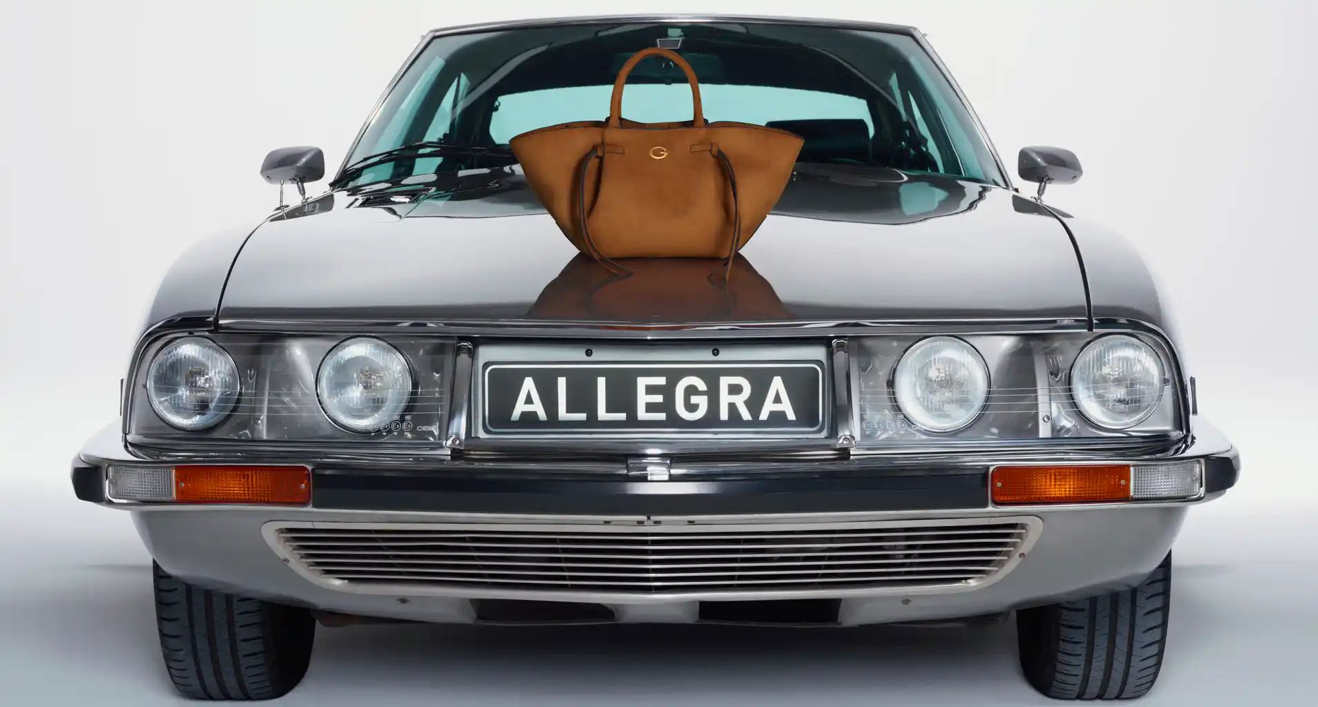 Torebka GUESS Allegra w centrum uwagi
