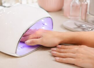 Dlaczego paznokcie pieką pod lampą UV/LED? Tego sygnału nie należy ignorować
