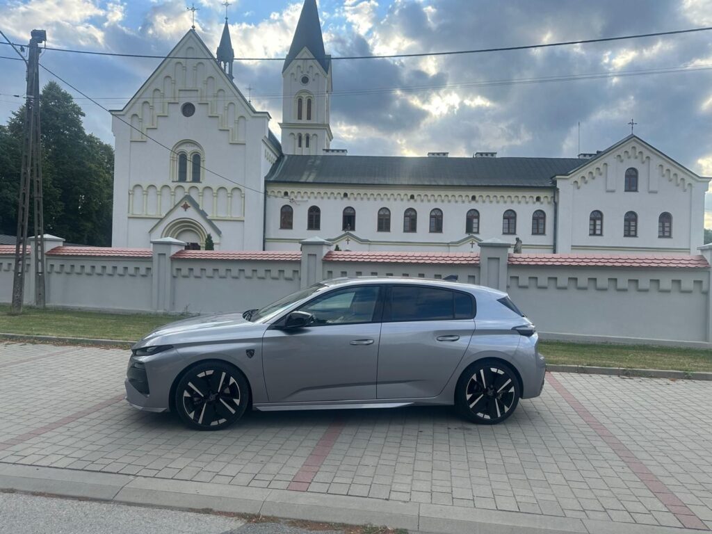 Nowy Peugeot 308 Hybrid 145 – francuska elegancja w srebrnoszarym wydaniu