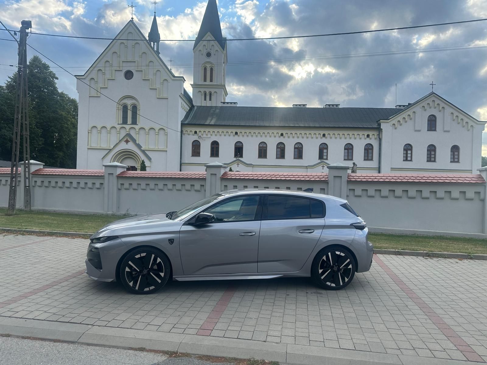 Nowy Peugeot 308 Hybrid 145 – francuska elegancja w srebrnoszarym wydaniu