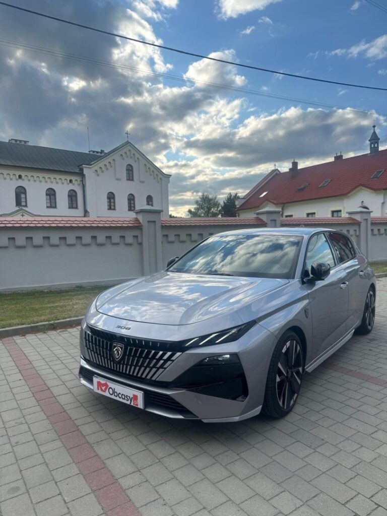 Nowy Peugeot 308 Hybrid 145 – francuska elegancja w srebrnoszarym wydaniu