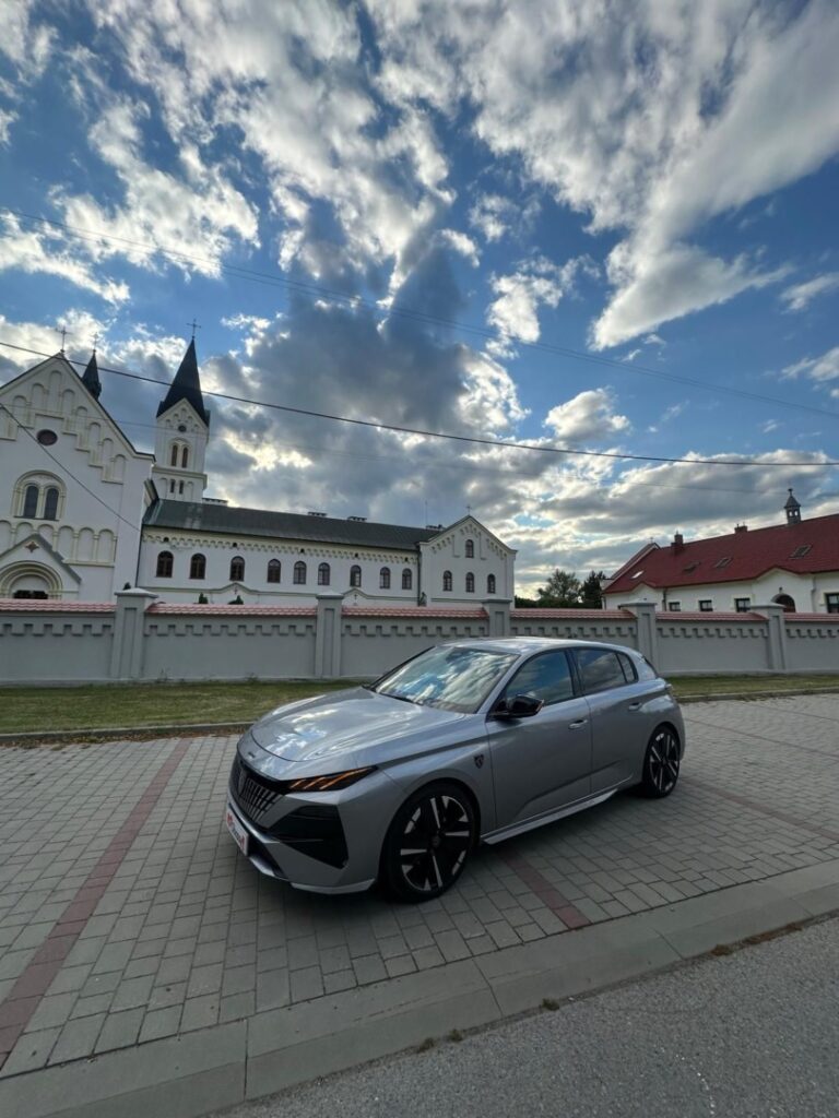 Nowy Peugeot 308 Hybrid 145 – francuska elegancja w srebrnoszarym wydaniu