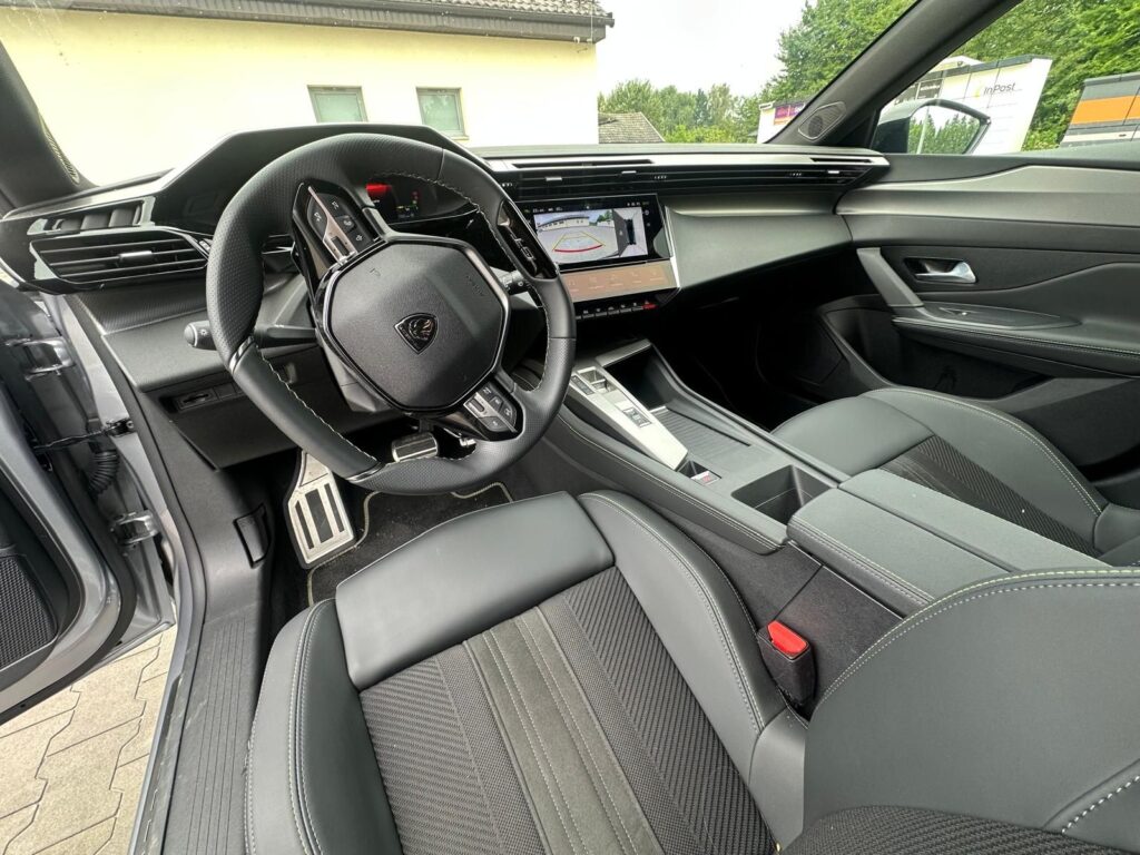Nowy Peugeot 308 Hybrid 145 – francuska elegancja w srebrnoszarym wydaniu