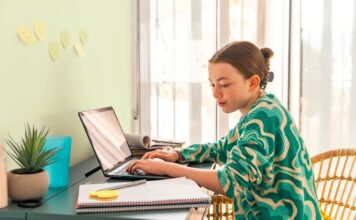 Metamorfoza pokoju ucznia. Kolory, które odmienią miejsce do nauki Nowy rok szkolny to dobry moment, aby odświeżyć pokój ucznia. Zmiana kolorów ścian i mebli może poprawić wygląd wnętrza bez kosztownego remontu.