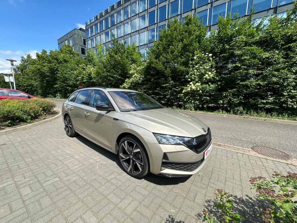 Dziewczyny z Obcasów testują Škodę Superb Combi Sportline 265 KM 4×4. Beż Sahara robi wrażenie!