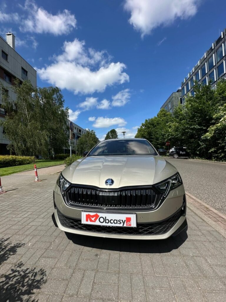 Dziewczyny z Obcasów testują Škodę Superb Combi Sportline 265 KM 4×4. Beż Sahara robi wrażenie!