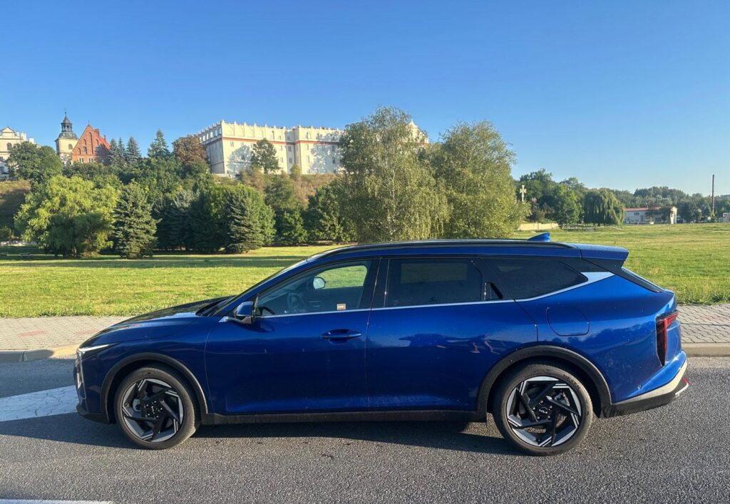 Niebieska Kia K4 Sportswagon Hybrid podczas testu redakcji Obcasy.pl w Sandomierzu