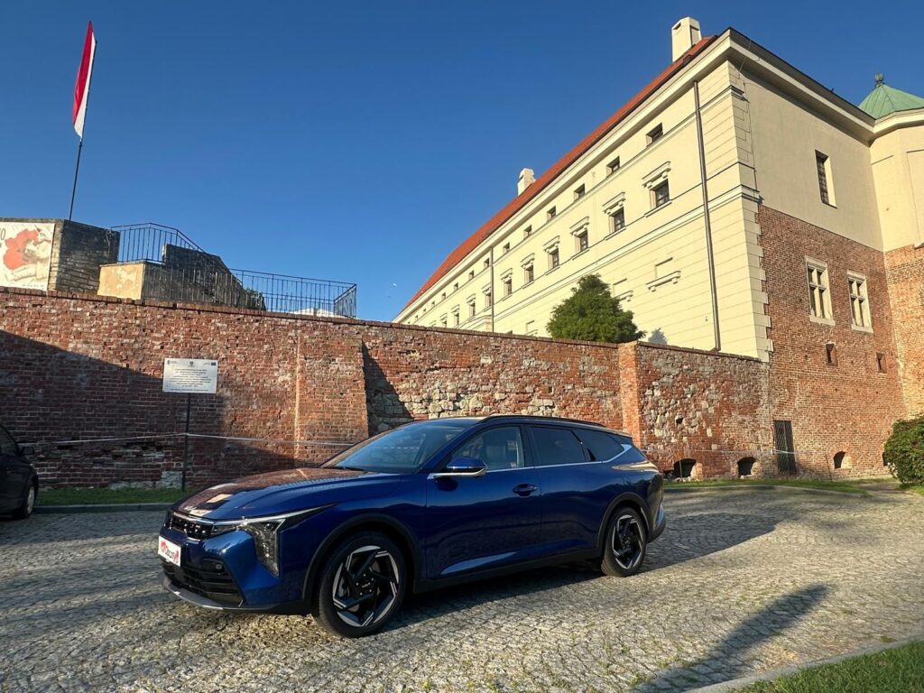 Niebieska Kia K4 Sportswagon Hybrid podczas testu redakcji Obcasy.pl w Sandomierzu