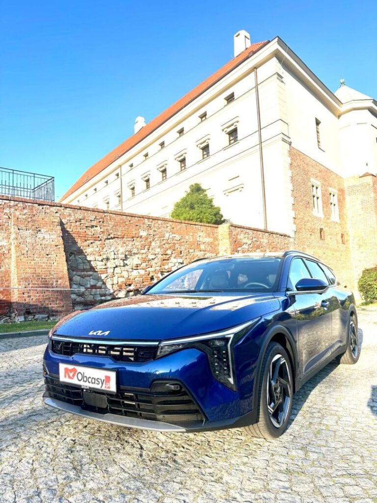 Niebieska Kia K4 Sportswagon Hybrid podczas testu redakcji Obcasy.pl w Sandomierzu