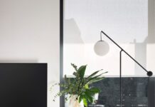 Komoda LAKE od Calligaris ustawiona jako wolnostojący mebel w nowoczesnym salonie.