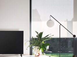 Komoda LAKE od Calligaris – mebel do otwartej przestrzeni Komoda LAKE od Calligaris ustawiona jako wolnostojący mebel w nowoczesnym salonie.