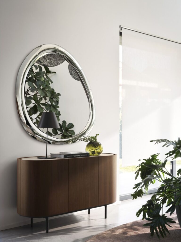Komoda LAKE od Calligaris ustawiona jako wolnostojący mebel w nowoczesnym salonie.