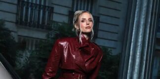 Leonie Hanne dla GUESS. Burgund, skóra i wieczorowy glamour na jesień 2026 Leonie Hanne for GUESS – kolekcja jesień–zima 2026