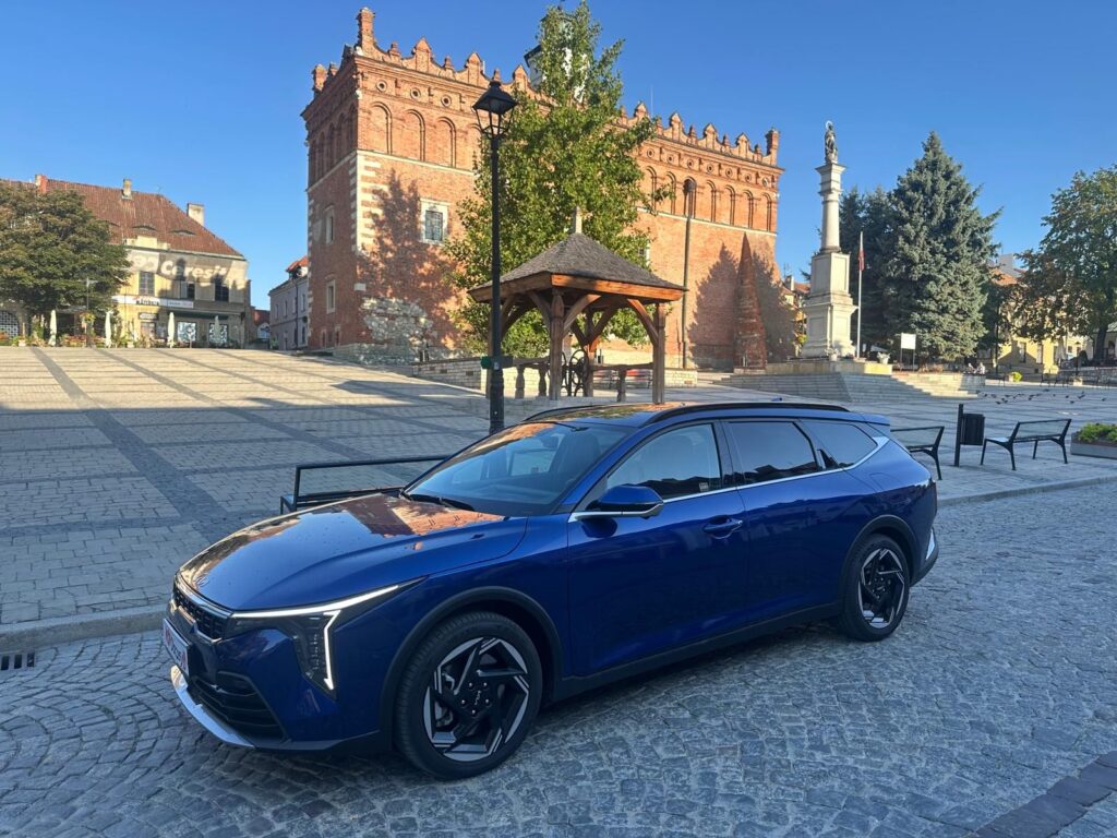 Niebieska Kia K4 Sportswagon Hybrid podczas testu redakcji Obcasy.pl w Sandomierzu