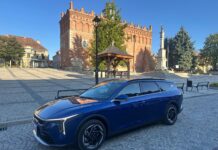 Kia K4 Hybrid – test na trasie do Sandomierza Niebieska Kia K4 Sportswagon Hybrid podczas testu redakcji Obcasy.pl w Sandomierzu