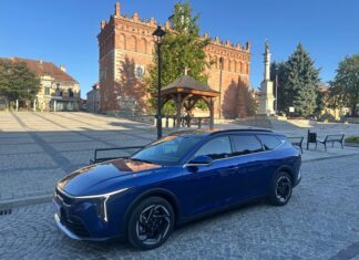 Kia K4 Hybrid – test na trasie do Sandomierza Niebieska Kia K4 Sportswagon Hybrid podczas testu redakcji Obcasy.pl w Sandomierzu