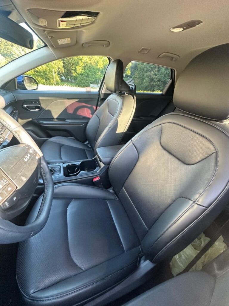 Niebieska Kia K4 Sportswagon Hybrid podczas testu redakcji Obcasy.pl w Sandomierzu