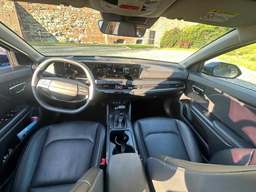 Niebieska Kia K4 Sportswagon Hybrid podczas testu redakcji Obcasy.pl w Sandomierzu