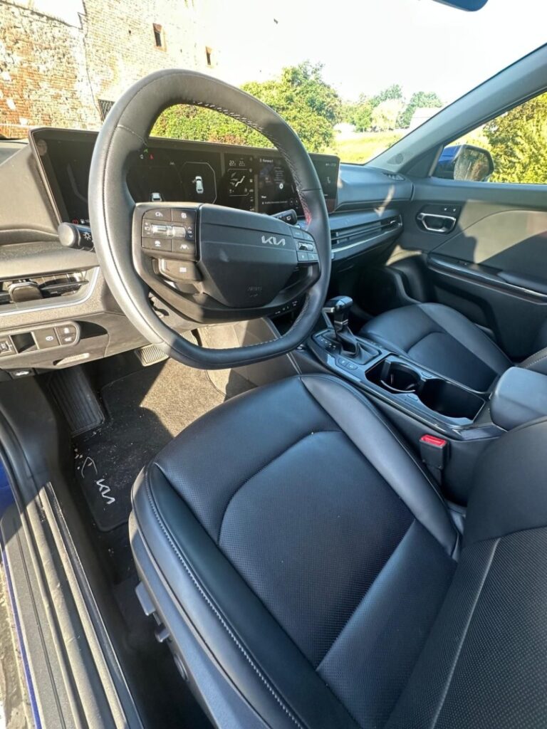 Niebieska Kia K4 Sportswagon Hybrid podczas testu redakcji Obcasy.pl w Sandomierzu