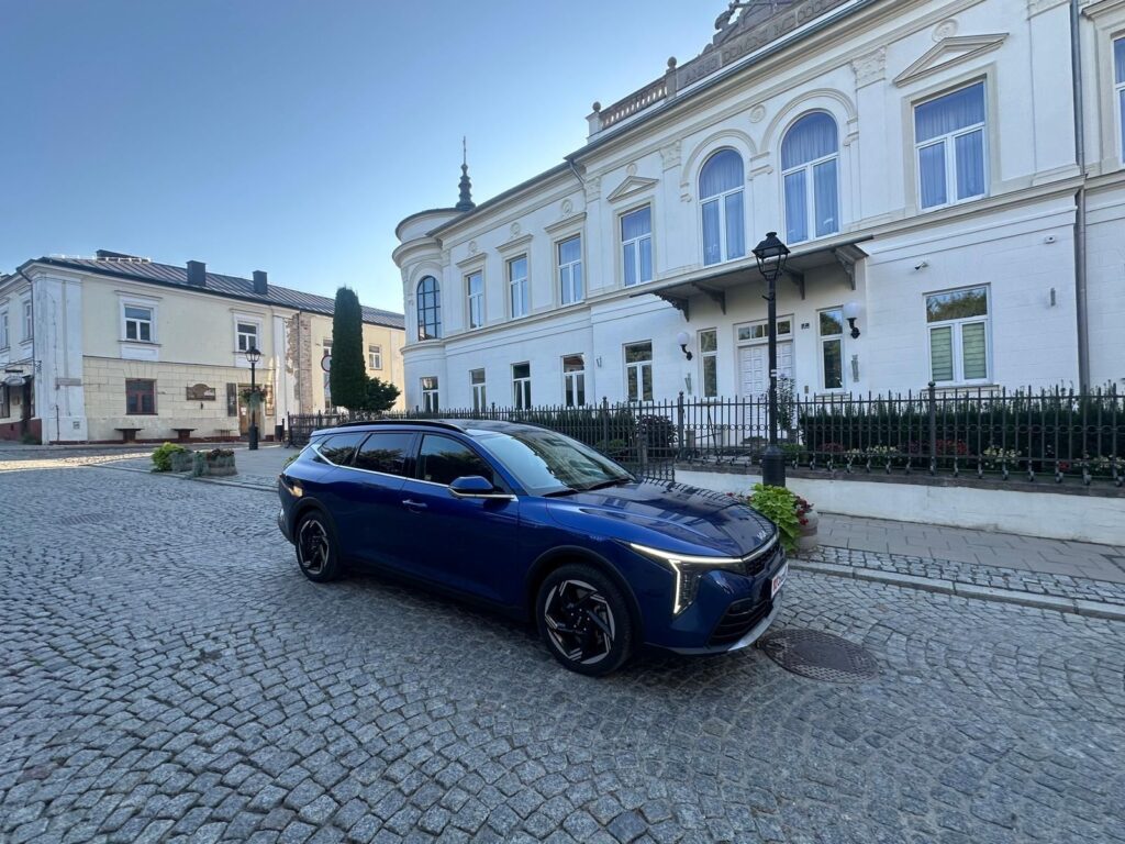 Niebieska Kia K4 Sportswagon Hybrid podczas testu redakcji Obcasy.pl w Sandomierzu