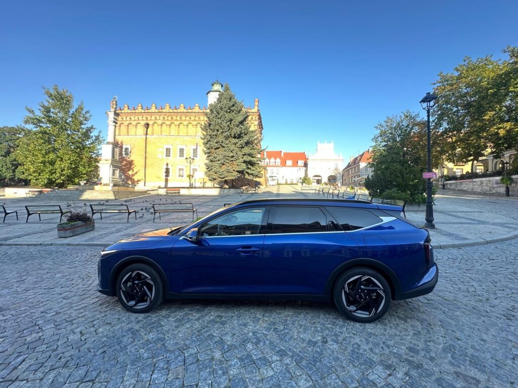 Niebieska Kia K4 Sportswagon Hybrid podczas testu redakcji Obcasy.pl w Sandomierzu